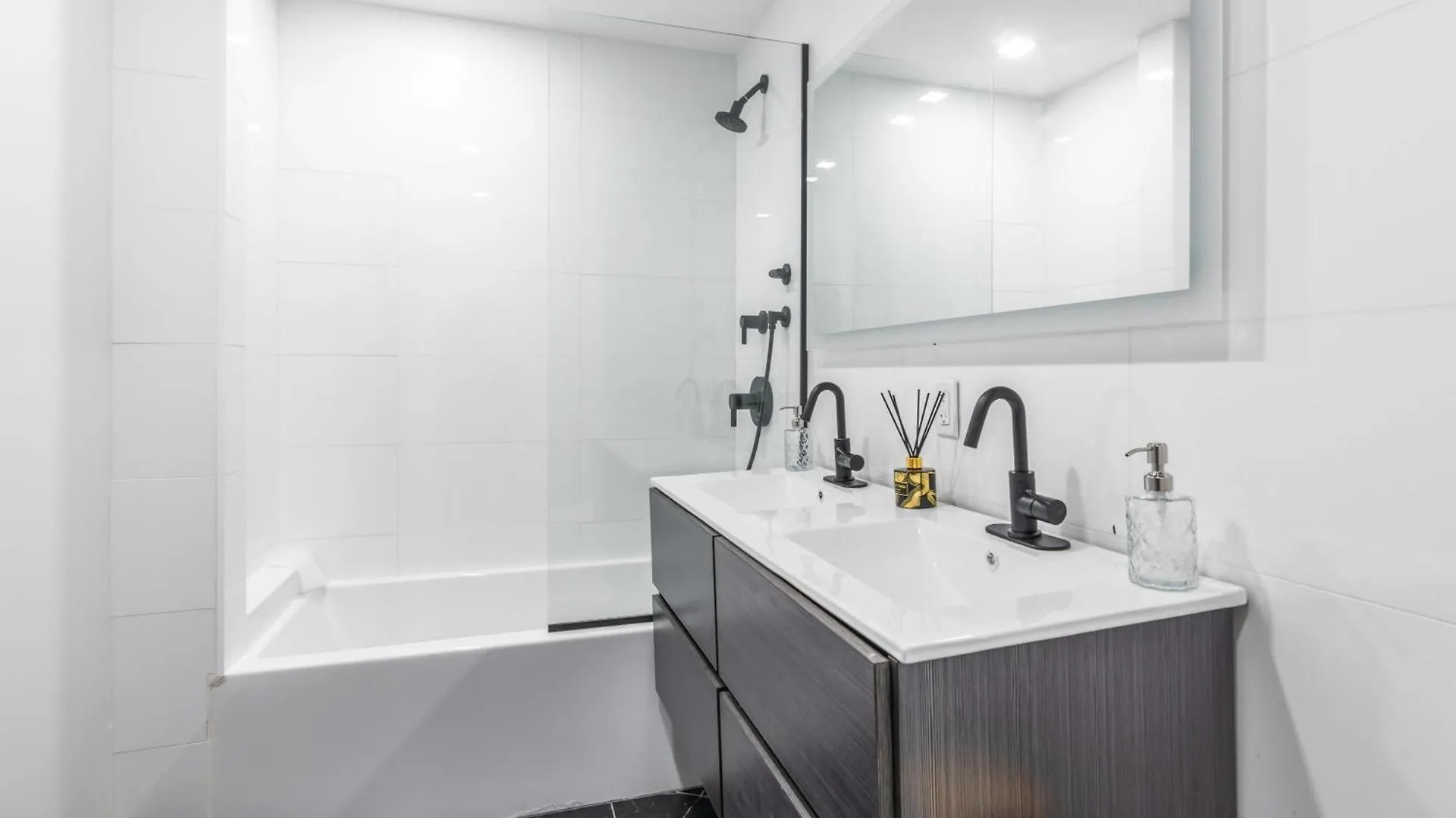 Apartament 3Br Penthouse Suite With Massive Private Rooftop Nowy Jork